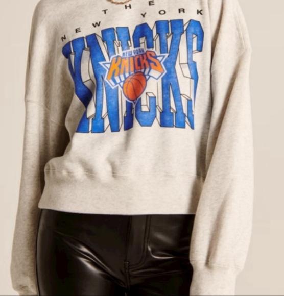 Abercrombie & Fitch Tops - Abercrombie & FitchNew York Knicks Graphic Crewneck Sweatshirt Medium